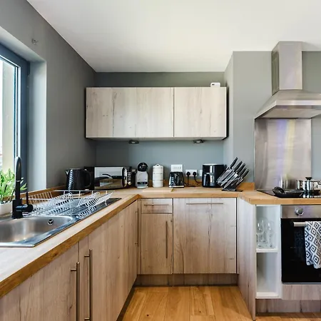 Stylish 2br - Sleeps 8 - - View *