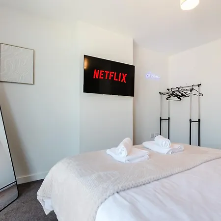 Apartment Stylish 2br - Sleeps 8 - - View
