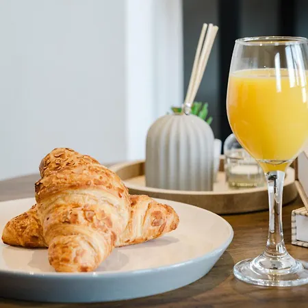 Stylish 2br - Sleeps 8 - - View *