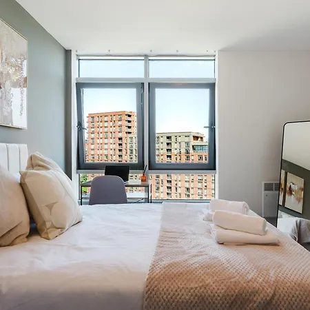 Stylish 2br - Sleeps 8 - - View Apartment *