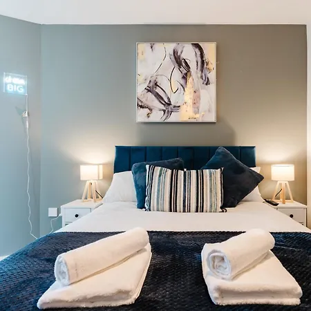 Stylish 2br - Sleeps 8 - - View Apartment