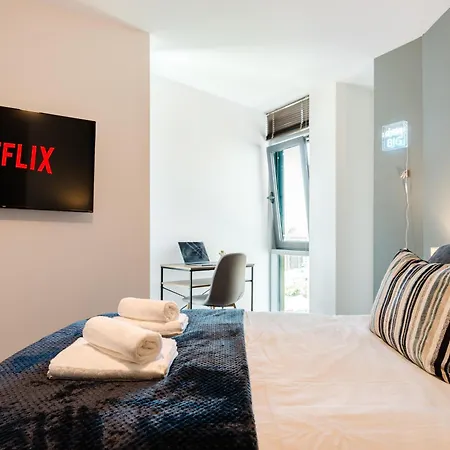 Stylish 2br - Sleeps 8 - - View Apartment Leeds (West Yorkshire)