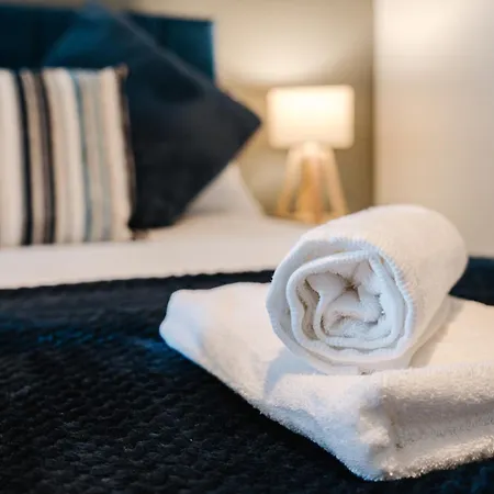 Stylish 2br - Sleeps 8 - - View *