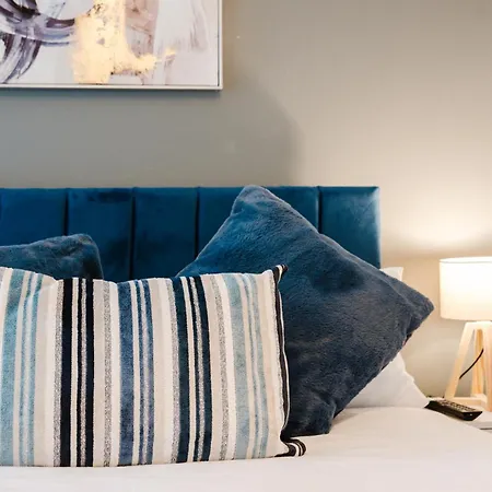 Stylish 2br - Sleeps 8 - - View Apartment *