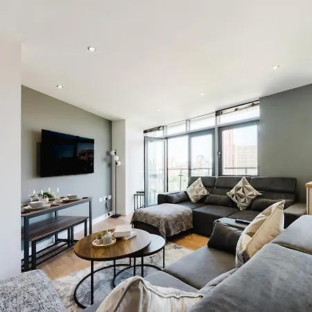 Stylish 2br - Sleeps 8 - - View Apartment *