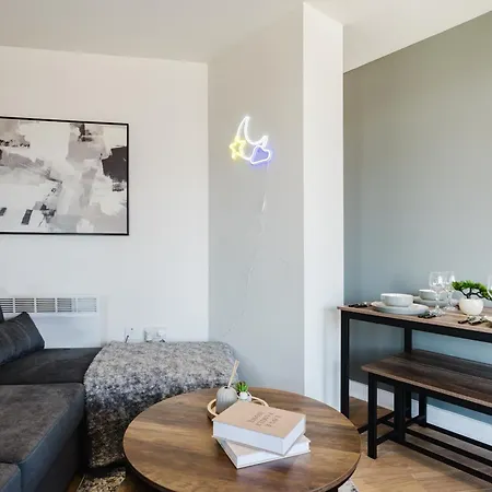 Stylish 2br - Sleeps 8 - - View *