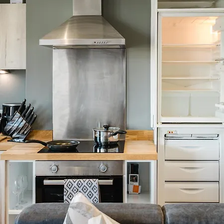 Stylish 2br - Sleeps 8 - - View *