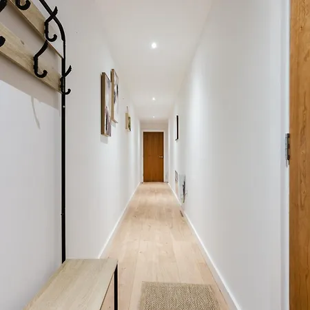 Stylish 2br - Sleeps 8 - - View *